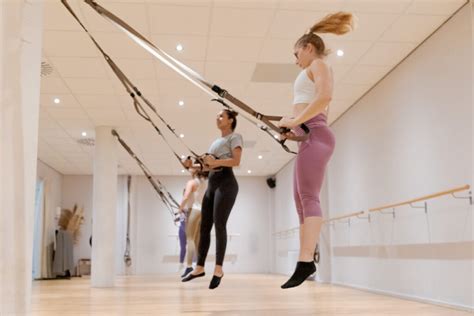 Vrouwen sporten in een fitnessruimte