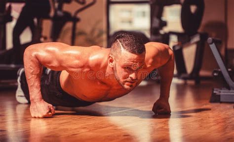 Man die push-ups doet