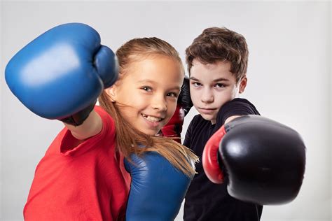 Kinderen die boksen met een trainer
