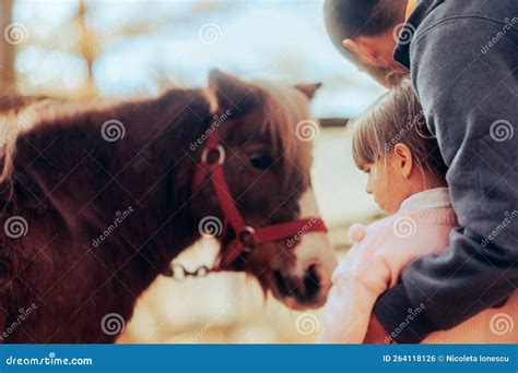 Kind dat een pony aait