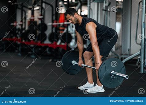 Een sporter die zware gewichten tilt in een sportschool