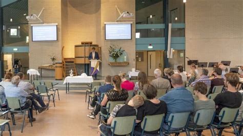 Een koppel dat samen een kerkdienst bijwoont
