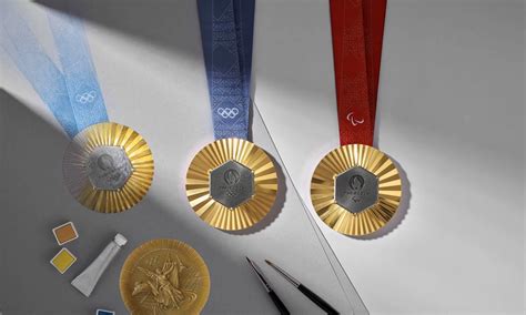 Een medaille en een bokaal op een sportpodium