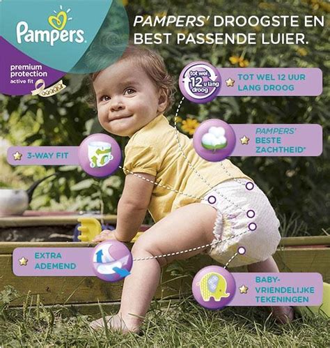 Baby die speelt in Pampers Active Fit luiers