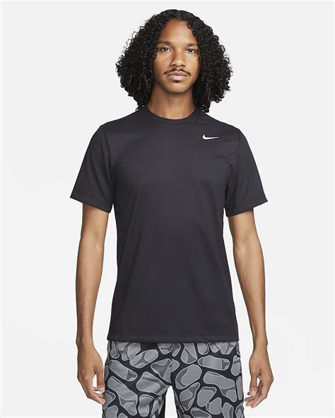Man in een Nike Dri-FIT shirt tijdens het sporten