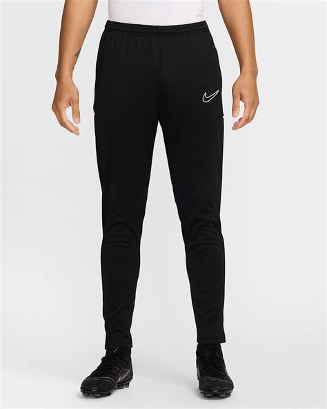 Man in een Nike Dri-FIT trainingsbroek