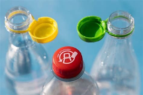 Visualisatie van het recyclingproces van plastic flesjes
