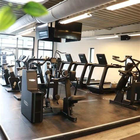 Verschillende fitnessapparaten in een sportschool