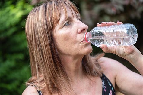 Vrouw drinkt water uit sportfles