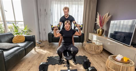 Een personal trainer die aan huis traint met een klant