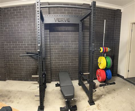 Foto van een complete home gym met een squat rack