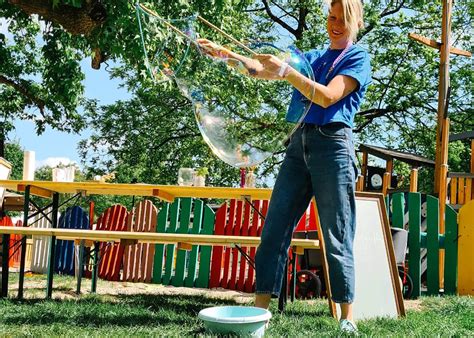 Kinderen die bellen blazen met een grote hoepel