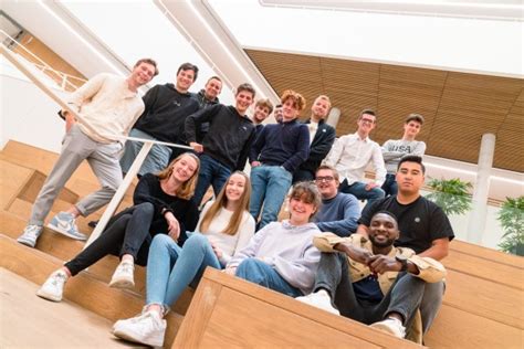 Groep studenten in een studieomgeving