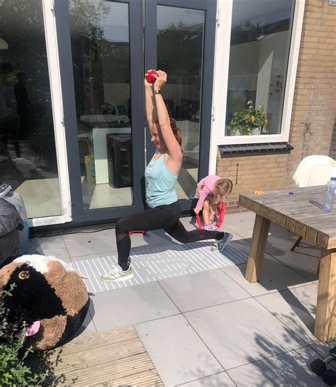Personal trainer geeft oefening aan huis