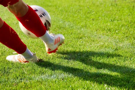 Voetballer die een explosieve sprint maakt