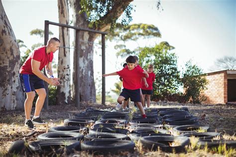 Kinderen doen een bootcamp training