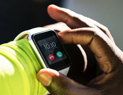 Afbeelding van iemand die een smartwatch gebruikt tijdens het sporten
