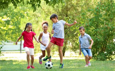 Kinderen die buiten spelen en sporten