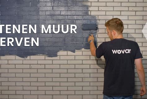 Persoon die muur hangt voor schouderrek