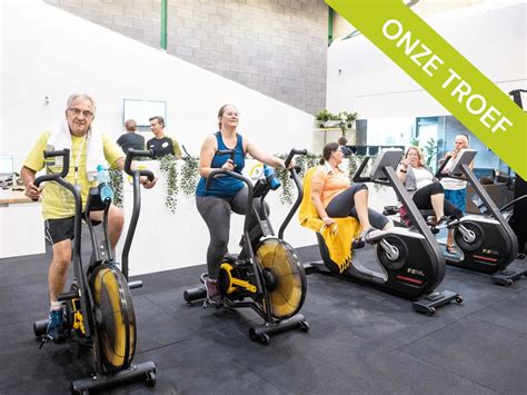 Een groepstraining in een fitnessruimte