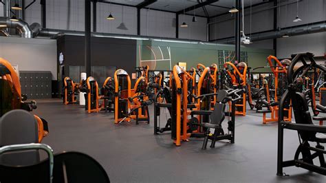Een overzicht van de verschillende fitnessapparaten in een Basic-Fit club