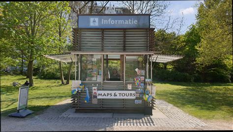 Vrijwilliger aan het werk bij het Vondelpark Informatie Punt