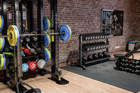 Verschillende soorten vrije gewichten in een fitnessruimte