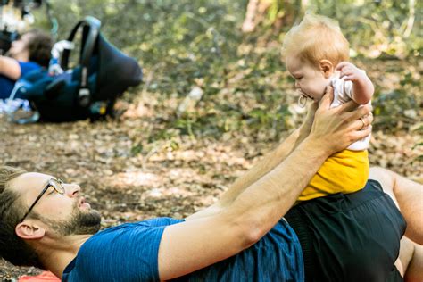 Vader die yoga-oefeningen doet terwijl zijn baby speelt