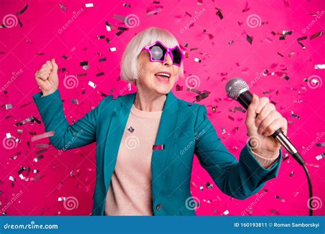 Vrouw die zingt met een microfoon
