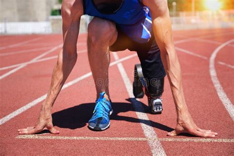 Trainer die een sporter begeleidt