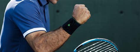 Tennisspeler met zweetbandjes om de polsen