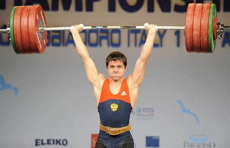 Foto van een gewichtheffer die een Olympische lift uitvoert