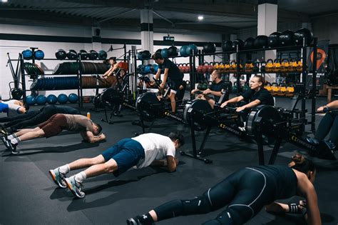 Binnenkant fitnesscentrum met apparatuur