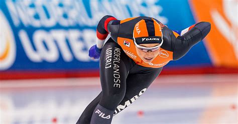 Schaatsers op de 400 meter baan in Haarlem