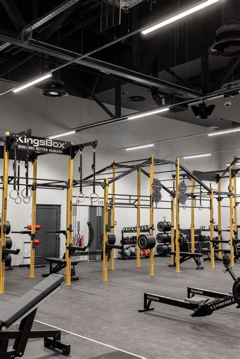 Inrichting van een moderne crossfit box met diverse trainingsapparatuur.
