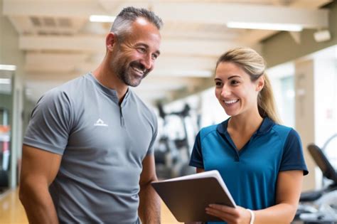Personal trainer die met een klant in München traint