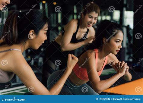 Fitness groep die boksoefeningen doet
