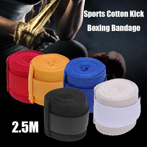 Diverse boksmaterialen zoals handschoenen en bandages