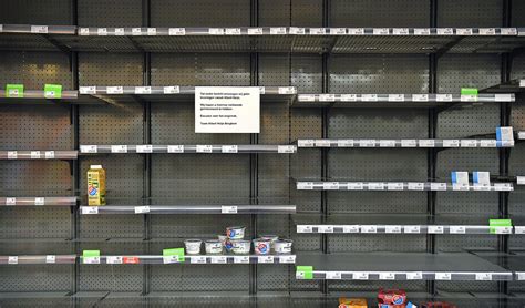 Foto van lege schappen in een supermarkt