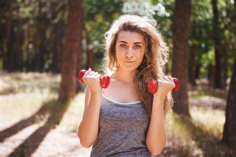 Vrouw die sport in de zomer