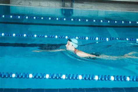 Atleten trainen in een zwembad