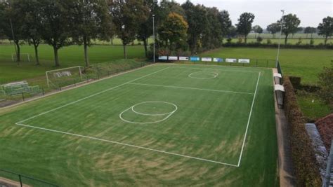 Korfbalveld met spelers