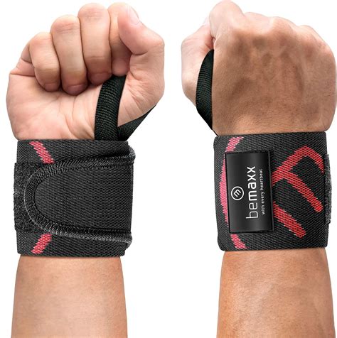 Persoon die wrist wraps omdoet
