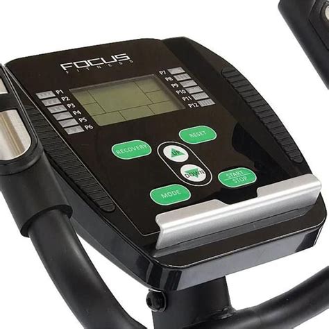 Display van een crosstrainer met verschillende trainingsgegevens