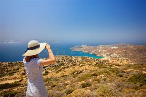 Vrouw die een heuvel op rent