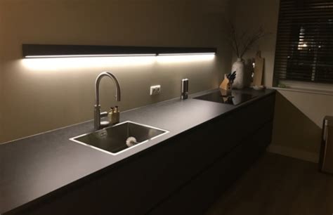 Illustratie van keukenverlichting die een aanrechtblad verlicht