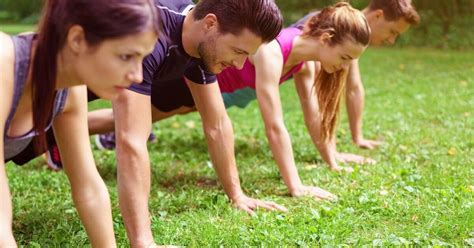Mensen die bootcamp doen in een park