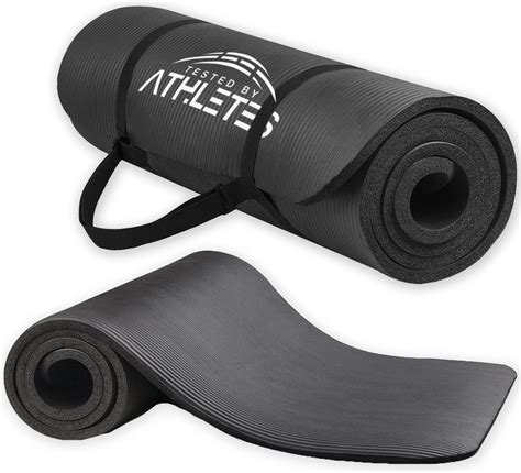 Een persoon die buiten op een fitnessmat traint