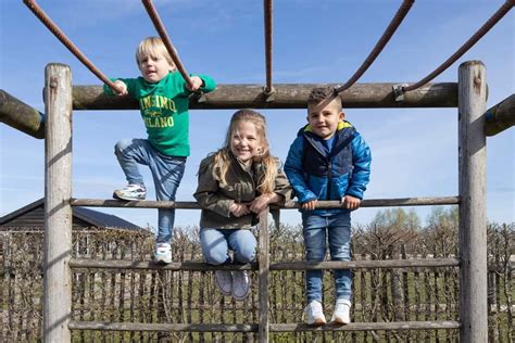 Kinderen spelen in een sportieve omgeving