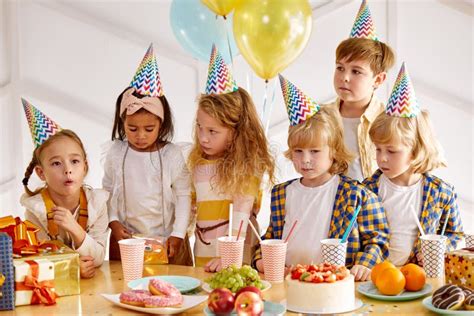 Kinderen vieren een verjaardag